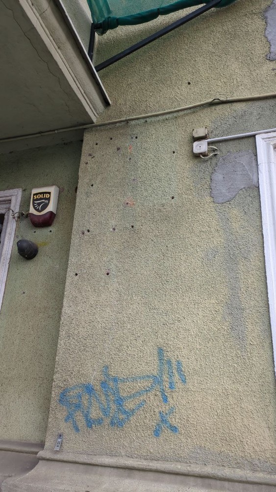 Przybliżenie na ścianę — widać ślady po kołkach rozporowych, na których była zamontowana reklama